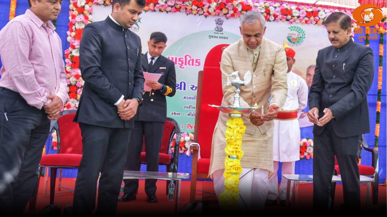 ગોંડલ ખાતે ખેડૂતોને પ્રાકૃતિક કૃષિના પાઠ ભણાવતા રાજ્યપાલ આચાર્ય દેવવ્રતજી
